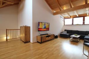 Televízia a/alebo spoločenská miestnosť v ubytovaní KELCHALM Superior Apartment