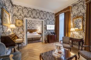 Relais & Châteaux Hotel Orfila في مدريد: غرفة بسرير وطاولة