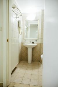 A bathroom at Grand Hotel Dentro