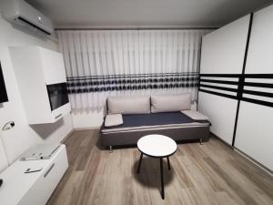 Camera piccola con letto e tavolo di Ema Studio Apartman a Karlovac