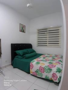 ニライにあるMEDINA's 5STAR CondoSTAY in Nilaiのベッドと窓のある寝室