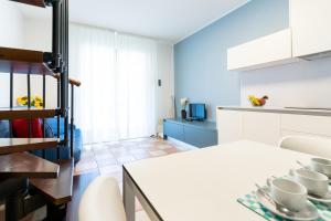 Кухня или мини-кухня в Summer Time Family Resort
