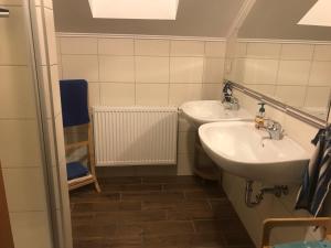 Baño con 2 lavabos y espejo en Ferienwohnung 1000 Krauthof, en Laimbach am Ostrong