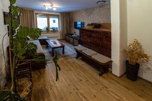een woonkamer met een bank en een tafel bij Apartma Lana in Mojstrana