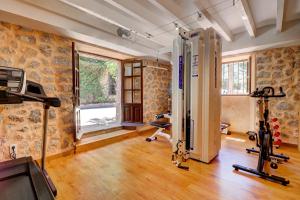 una habitación con un gimnasio con equipamiento de ejercicio. en Hoposa Costa D'or - Adults Only, en Deià