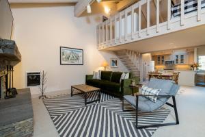 sala de estar con sofá verde y escalera en Snowcreek 1571, en Sun Valley