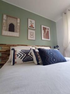 ein Schlafzimmer mit einem Bett mit Kissen darauf in der Unterkunft Maison Bohème Vesubie in La Bollène-Vésubie