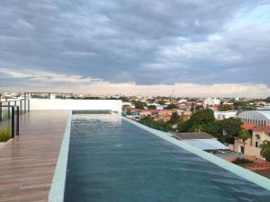 an infinity pool on the roof of a building at Private Garzonier Las Palmas in Santa Cruz de la Sierra