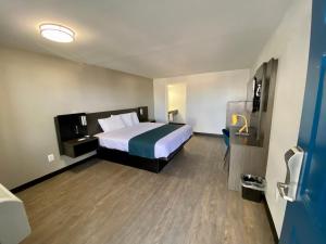 Кровать или кровати в номере Motel 6 Bonne Terre, MO