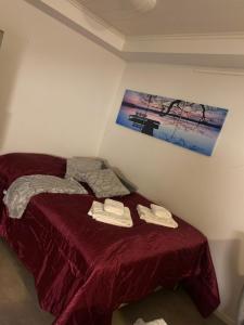 1 dormitorio con 1 cama con 2 toallas en Polaris Homes for You, en Rovaniemi