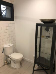 łazienka z toaletą i szklaną szafką w obiekcie Le Studio Sausset w mieście Sausset-les-Pins