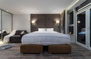 Posteľ alebo postele v izbe v ubytovaní VICTORY-29 LUXURY APARTMENT CEnTER