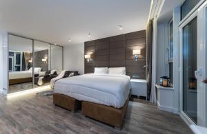 Posteľ alebo postele v izbe v ubytovaní VICTORY-29 LUXURY APARTMENT CEnTER