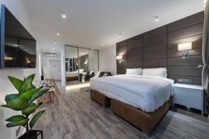 Posteľ alebo postele v izbe v ubytovaní VICTORY-29 LUXURY APARTMENT CEnTER
