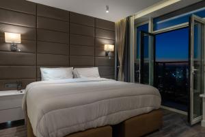Posteľ alebo postele v izbe v ubytovaní VICTORY-29 LUXURY APARTMENT CEnTER