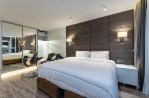 Posteľ alebo postele v izbe v ubytovaní VICTORY-29 LUXURY APARTMENT CEnTER