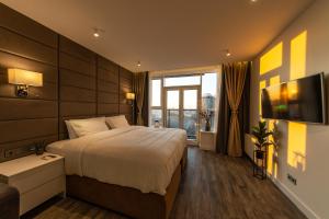 Posteľ alebo postele v izbe v ubytovaní VICTORY-29 LUXURY APARTMENT CEnTER