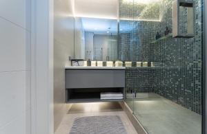 Kúpeľňa v ubytovaní VICTORY-29 LUXURY APARTMENT CEnTER