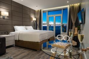 Posteľ alebo postele v izbe v ubytovaní VICTORY-29 LUXURY APARTMENT CEnTER