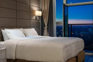 Posteľ alebo postele v izbe v ubytovaní VICTORY-29 LUXURY APARTMENT CEnTER