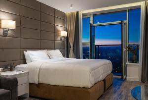 Posteľ alebo postele v izbe v ubytovaní VICTORY-29 LUXURY APARTMENT CEnTER