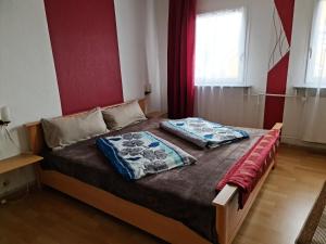 ein Schlafzimmer mit einem Bett mit zwei Kissen darauf in der Unterkunft Pension Transilvania in Immendingen