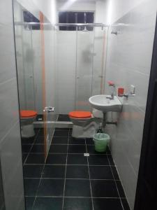 a bathroom with a toilet and a sink at FINCA CAMPESTRE EL MIRADOR VIOTA in Viotá