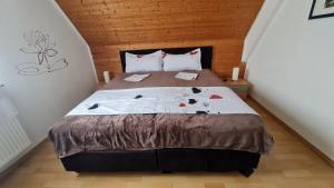 ein Schlafzimmer mit einem großen Bett in einem Zimmer in der Unterkunft Pension Transilvania in Immendingen