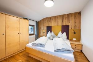 Кровать или кровати в номере Wohn-Leben Altenmarkt Apartments