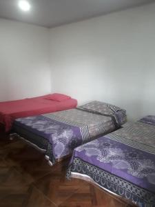 ein Zimmer mit 2 nebeneinander stehenden Betten in der Unterkunft FINCA CAMPESTRE EL MIRADOR VIOTA in Viotá