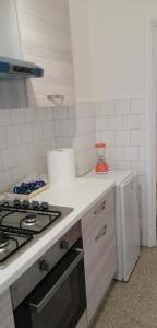 eine Küche mit einem Herd und einem Kühlschrank in der Unterkunft Casa arcobaleno in Asti
