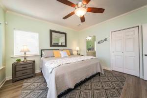 Un pat sau paturi într-o cameră la Beautiful Lakefront Condo 2 En Suite BRs