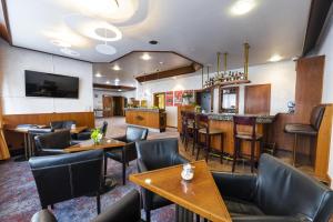 un ristorante con tavoli e sedie e un bar di Hotel Wartburg a Stoccarda