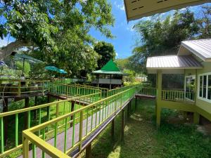 un parque con parque infantil y cenador en Ho Kho Coffee and Cottages, en Mae Hong Son