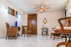 - un salon avec un ventilateur de plafond et un piano dans l'établissement Hosteleria Casa Margarita, à Mazatlán