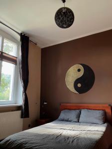 a bedroom with a bed and a painting on the wall at Apartament z kominkiem in Piechowice