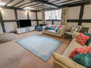 een woonkamer met 2 banken en een flatscreen-tv bij The Manor House in Ashbourne