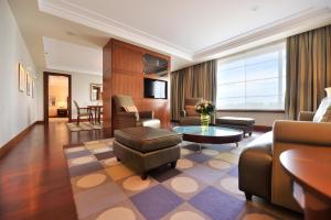 Televízia a/alebo spoločenská miestnosť v ubytovaní Regent Warsaw Hotel