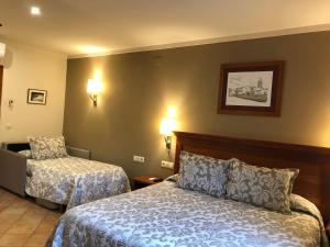 A bed or beds in a room at Hotel-Restaurante La Quadra