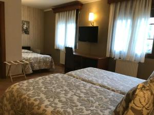A bed or beds in a room at Hotel-Restaurante La Quadra