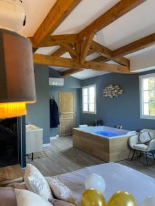 ein großes Bad mit Badewanne in einem Zimmer in der Unterkunft Mas Hinaiti - Suite romantique avec Spa et écran géant de cinéma in Montpellier