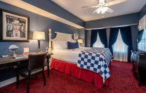 Un pat sau paturi într-o cameră la The Kendall Hotel at the Engine 7 Firehouse