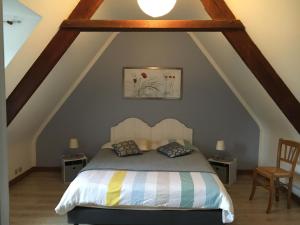 um quarto com uma cama no sótão em Gite de Kerianégan em Pleumeur-Bodou