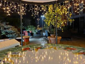 eine Terrasse mit einem Zelt mit Licht und Pflanzen in der Unterkunft Miglioranzi Rooms in Verona