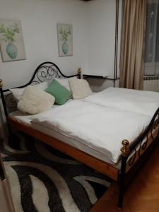 Tempat tidur dalam kamar di Apartman Hana