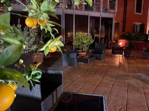 an empty courtyard with chairs and oranges on it at Miglioranzi Rooms in Verona