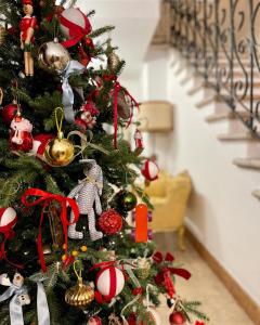 ein Weihnachtsbaum mit Ornamenten auf einer Treppe in der Unterkunft Miglioranzi Rooms in Verona