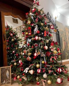 Un árbol de Navidad con adornos de Navidad en él en Miglioranzi Rooms, en Verona