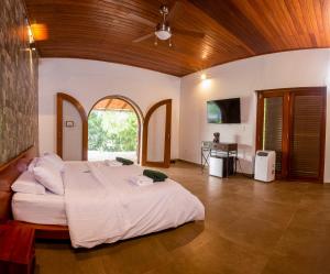 ein Schlafzimmer mit einem großen Bett in einem Zimmer in der Unterkunft Lodge Casa de Campo "APU SAMAY" in Tarapoto