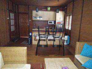 帕盧的住宿－Comfortable Great and Cheap，坐在厨房桌子旁的一组椅子